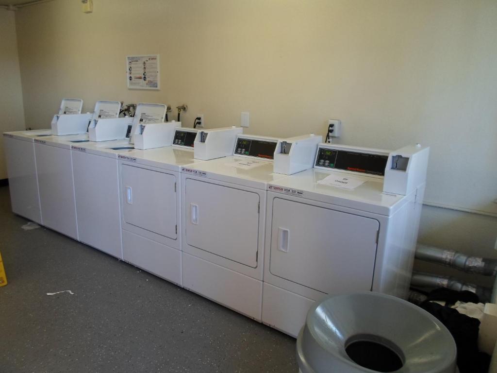 Ez 8 Motel Newark Bagian luar foto