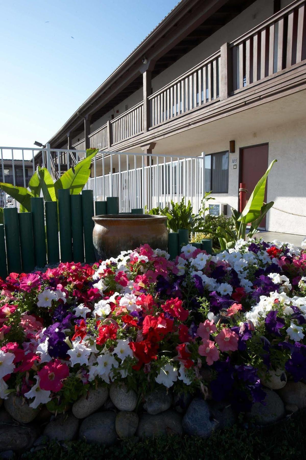 Ez 8 Motel Newark Bagian luar foto