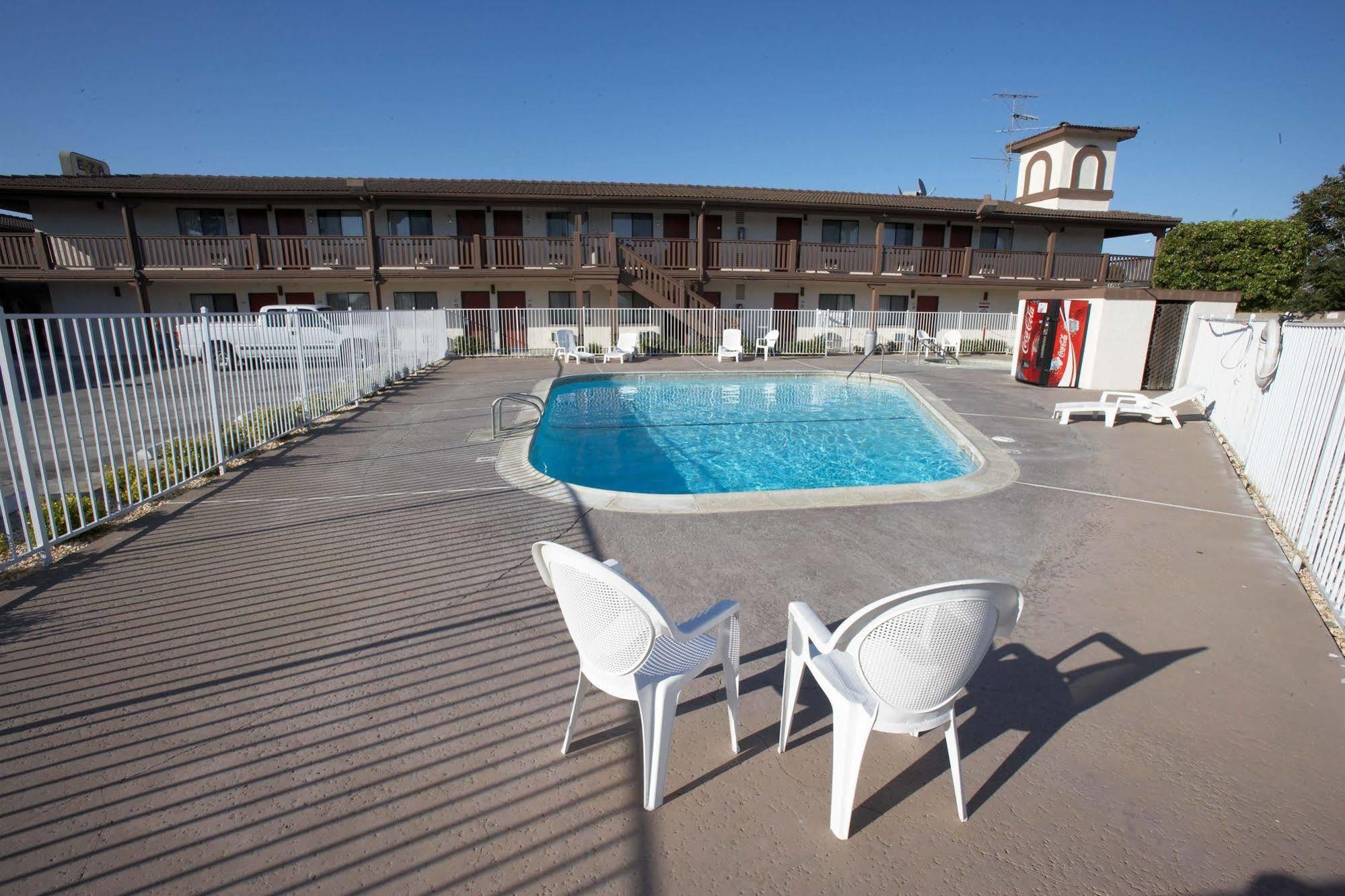 Ez 8 Motel Newark Bagian luar foto